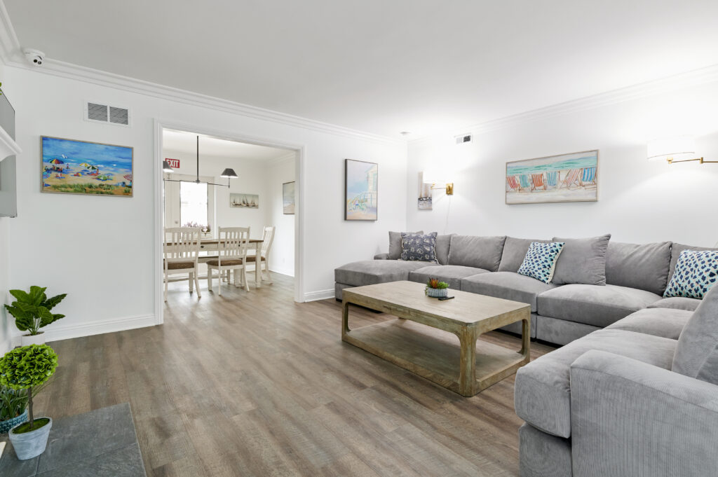A living room at Gratitude Lodge where addiction recovery treatment is available