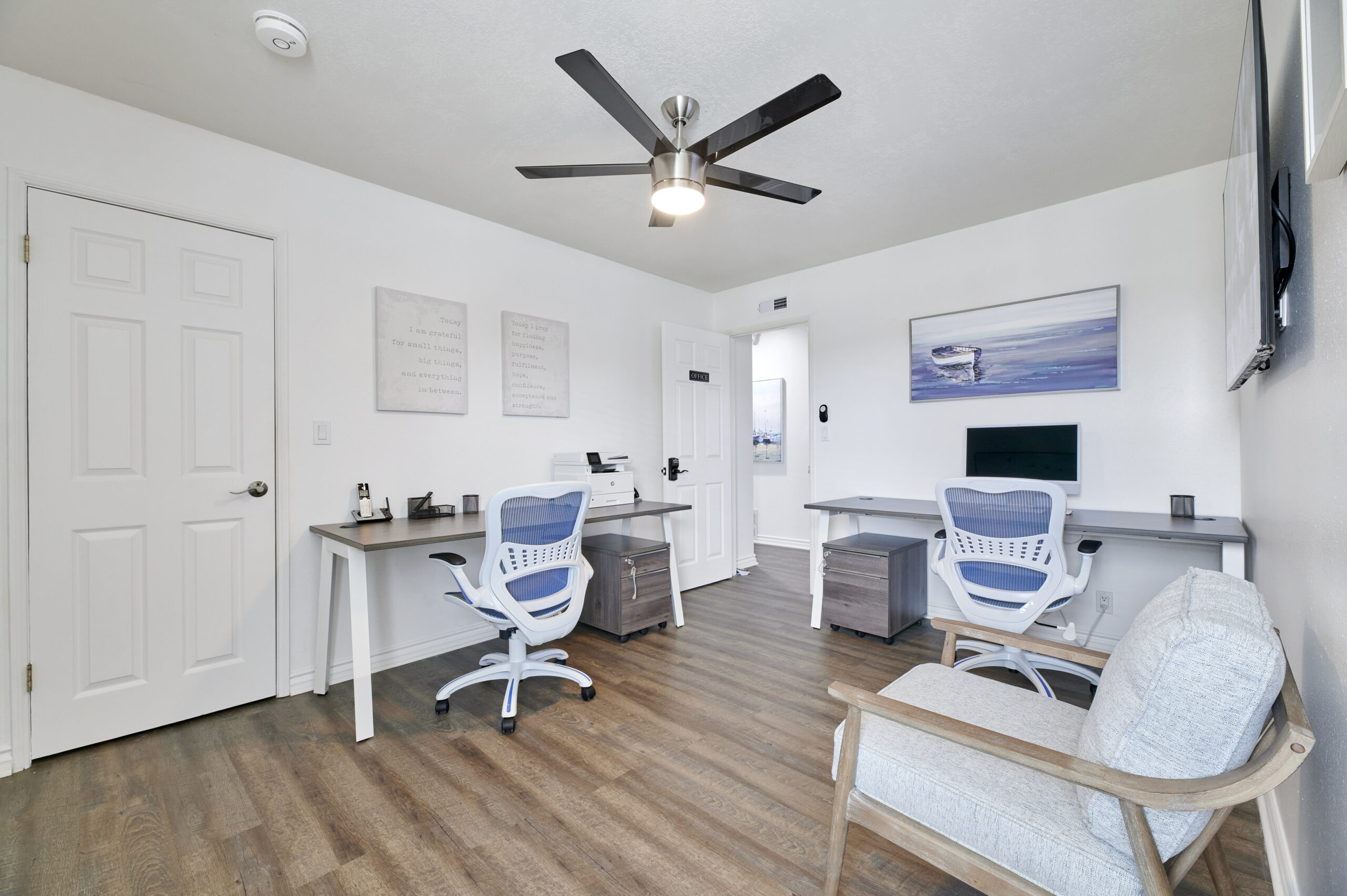 image of the office room of Gratitude Lodge rehab facility with 2 desks available