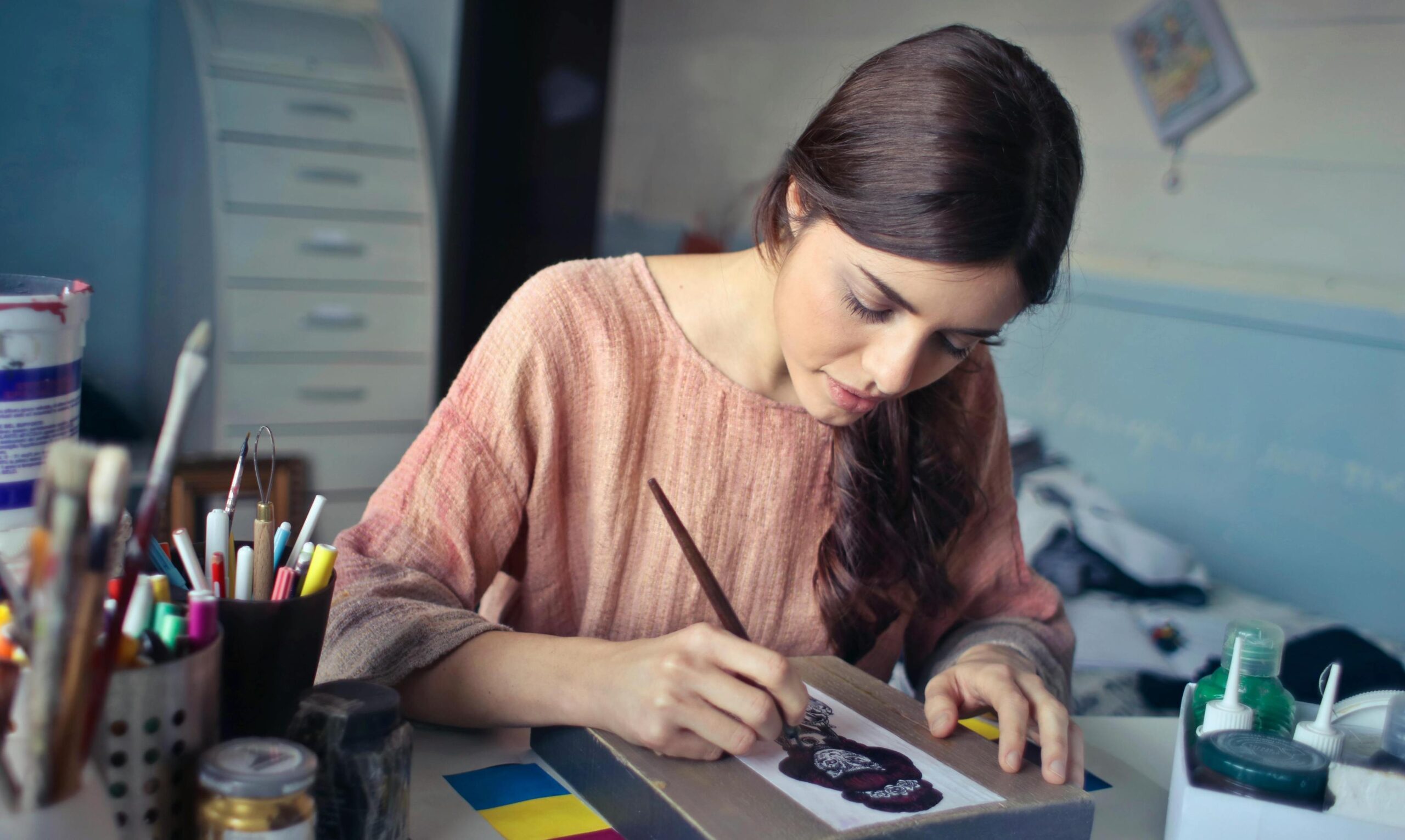 woman painting representing Art therapy for addiction
