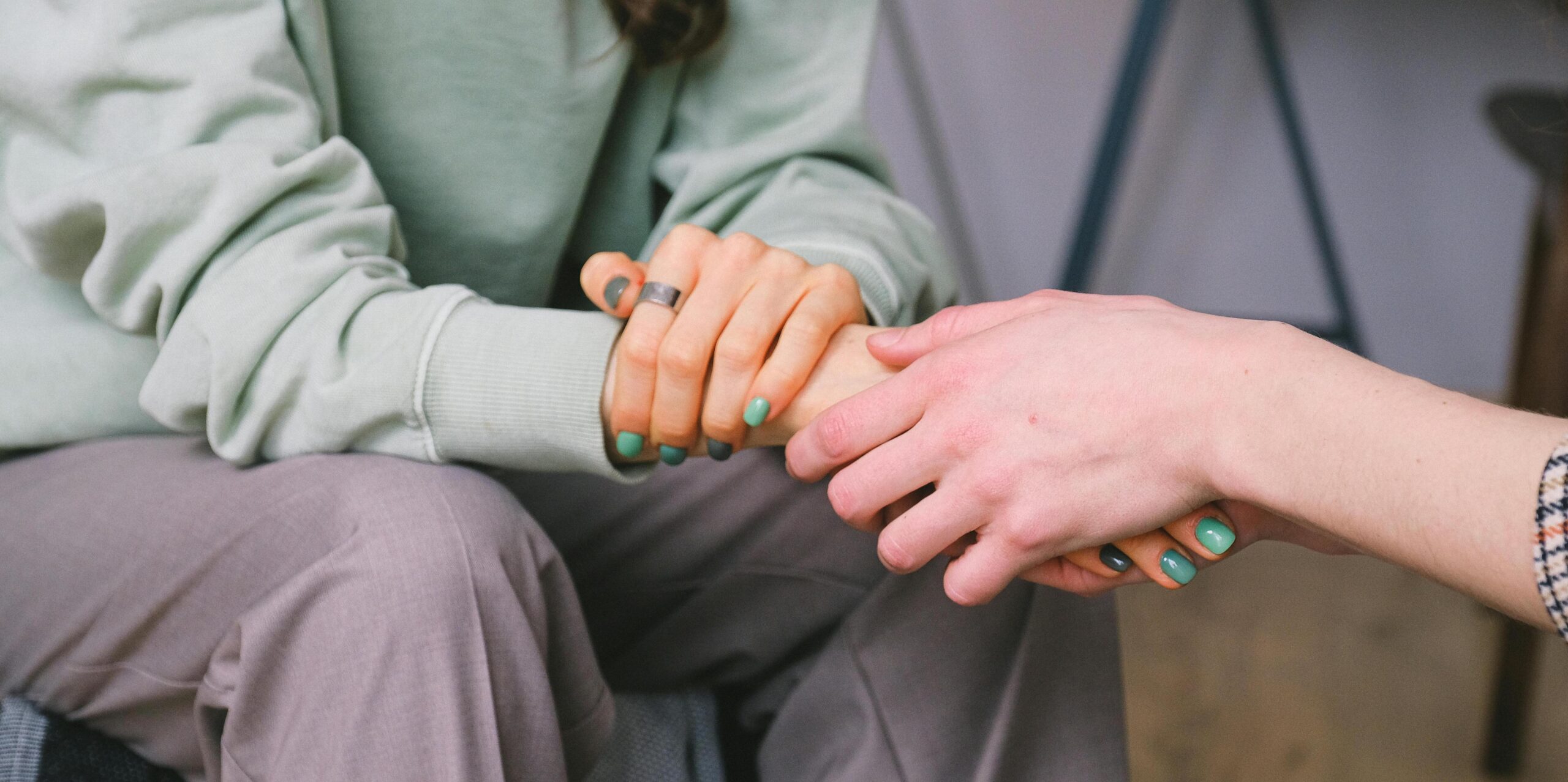 two people holding hands representing dual diagnosis treatment