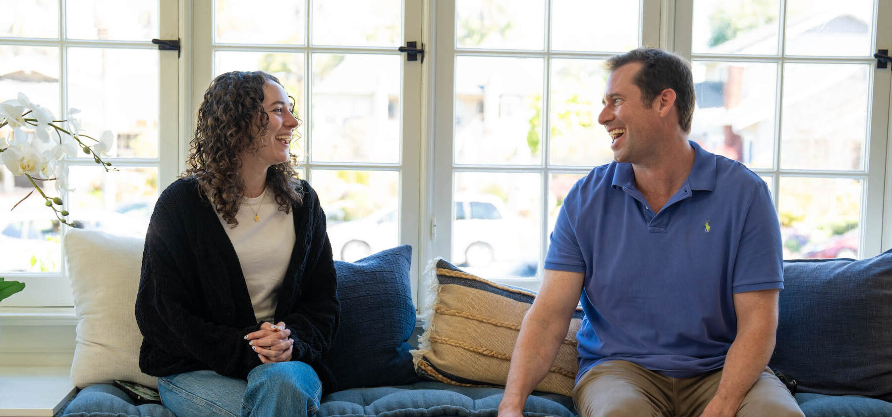 an image of a client and therapist at Gratitude Lodge's Long Beach addiction treatment center