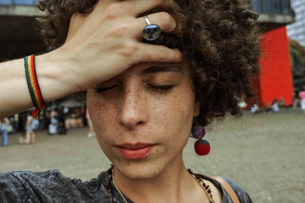 Woman with hand on head representing Alcohol blackouts